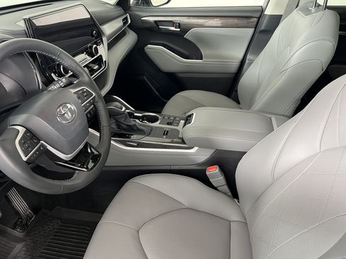 Used 2026 Toyota Highlander Platinum AWD/4WD image 4