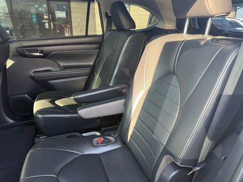 Used 2021 Toyota Highlander XLE image 25