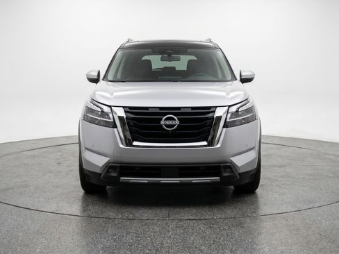 Used 2025 Nissan Pathfinder SV image 2