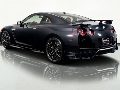 Used 2021 Nissan GT-R Premium image 17
