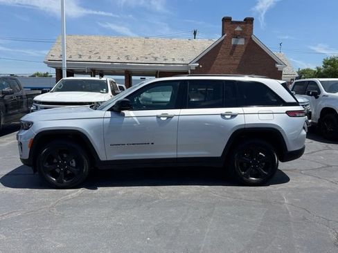 Used 2024 Jeep Grand Cherokee Altitude AWD/4WD image 4