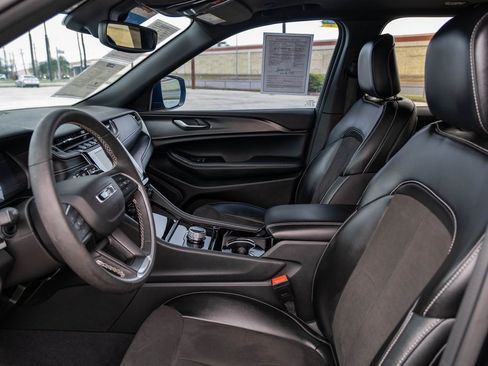 Used 2023 Jeep Grand Cherokee Altitude image 12