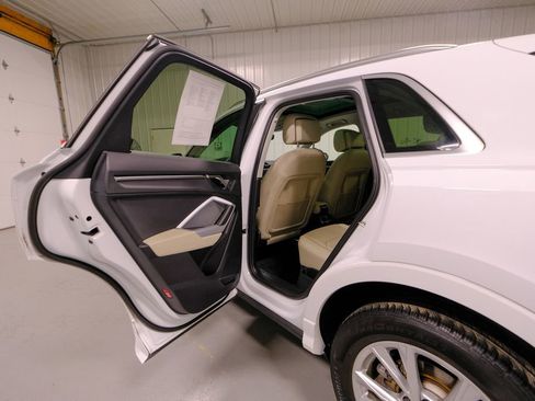 Used 2025 Audi Q3 2.0T Premium image 24