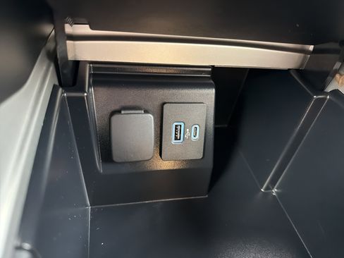 Used 2022 Ford Explorer XLT image 24