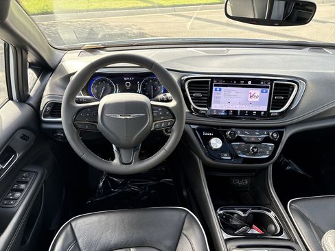 Certified 2025 Chrysler Pacifica Limited FWD image 20