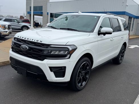 Used 2023 Ford Expedition Limited image 4