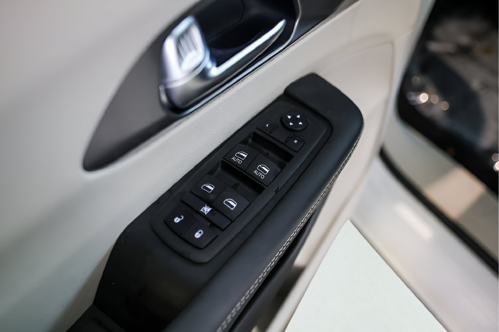 Used 2024 Chrysler Pacifica Limited FWD image 23