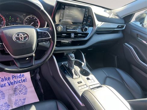 Used 2022 Toyota Highlander XLE image 10