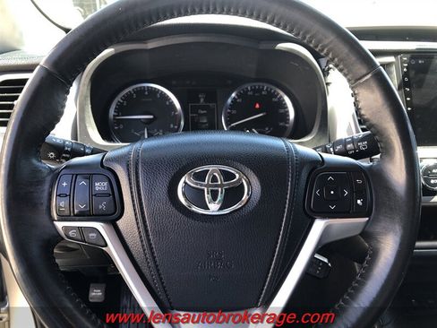 Used 2014 Toyota Highlander XLE FWD image 13