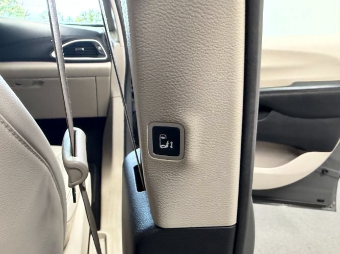 Used 2021 Chrysler Pacifica Touring-L FWD image 31