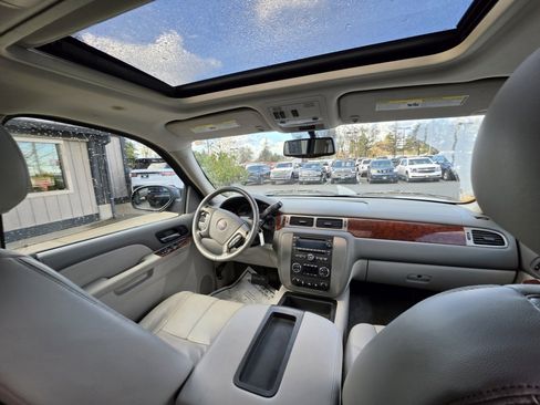 Used 2010 GMC Yukon SLT w/ SLT-2 Equipment Package image 8