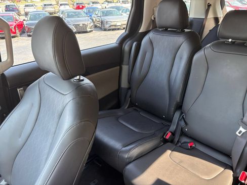 Used 2026 Kia Carnival FWD image 37