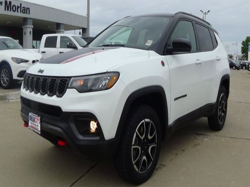 Certified 2024 Jeep Compass Trailhawk w/ Sun and Sound Group AWD/4WD image 2