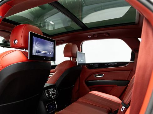 Used 2022 Bentley Bentayga AWD/4WD image 44