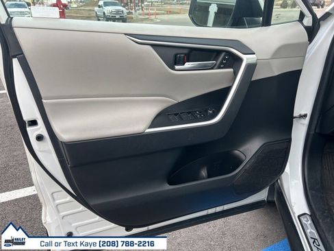 Used 2022 Toyota RAV4 XLE Premium image 18