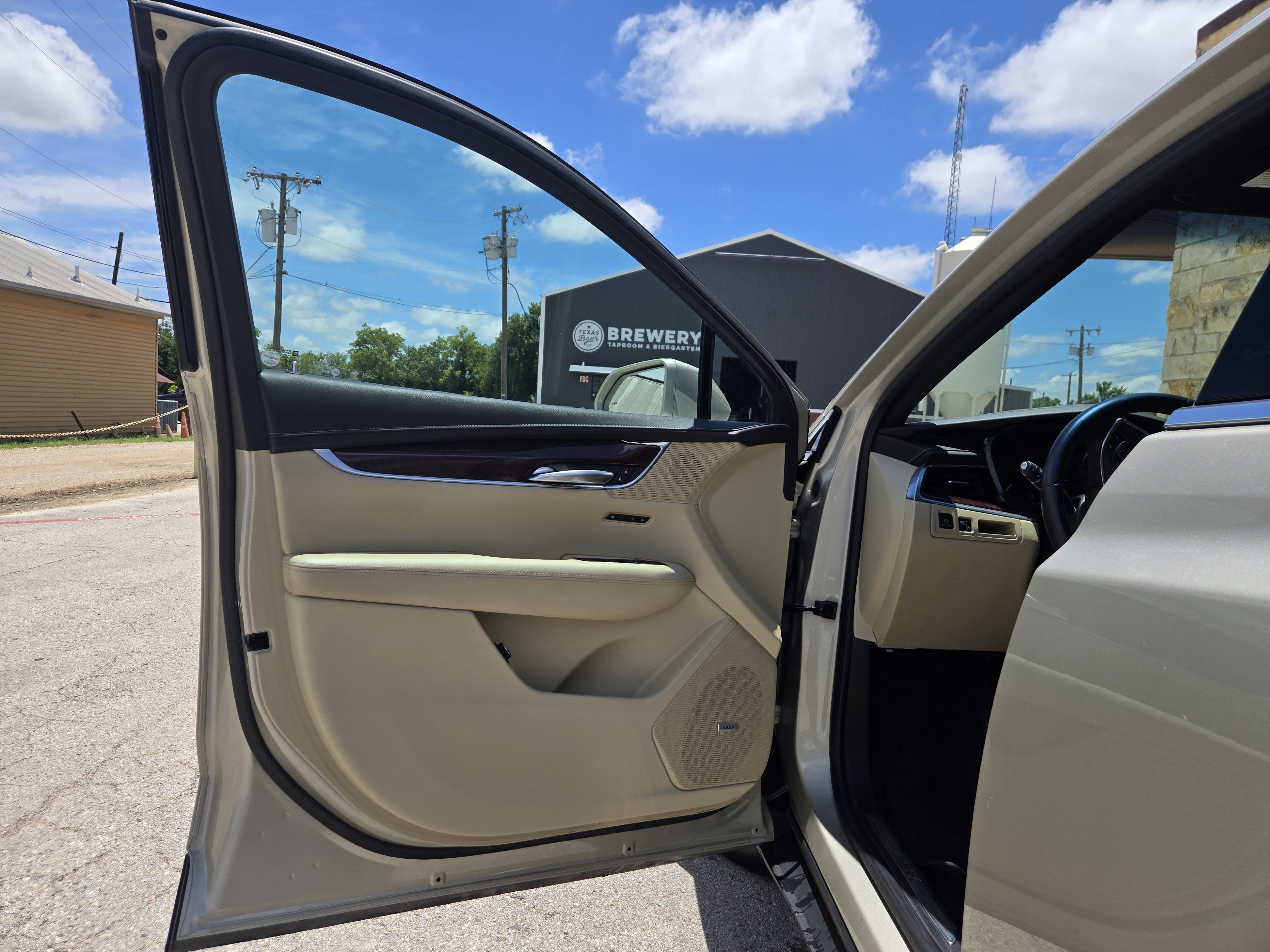 Used 2017 Cadillac XT5 Luxury w/ Driver Awareness Package FWD image 4