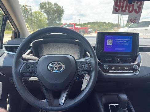 Used 2023 Toyota Corolla LE FWD image 9