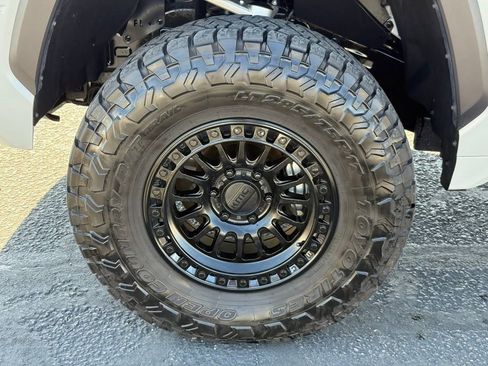 Used 2025 Toyota Tundra Limited AWD/4WD image 10