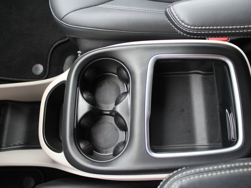 Used 2024 Chrysler Pacifica Select image 39