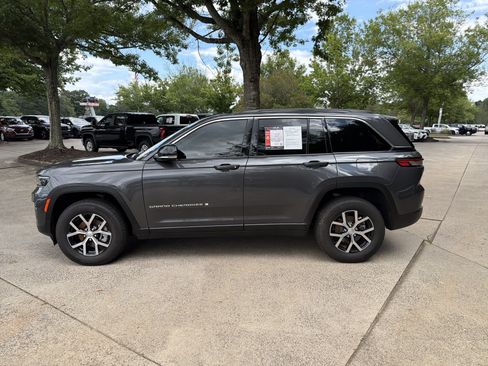 Used 2025 Jeep Grand Cherokee Limited w/ Trailer Tow Package AWD/4WD image 4