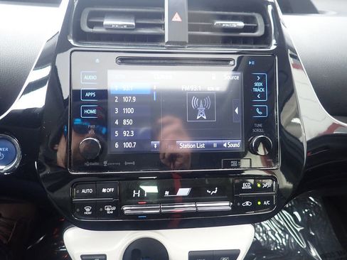 Used 2017 Toyota Prius Four Touring image 4