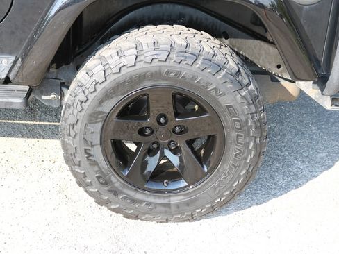 Used 2004 Jeep Wrangler Rubicon w/ Dual Top Group AWD/4WD image 9