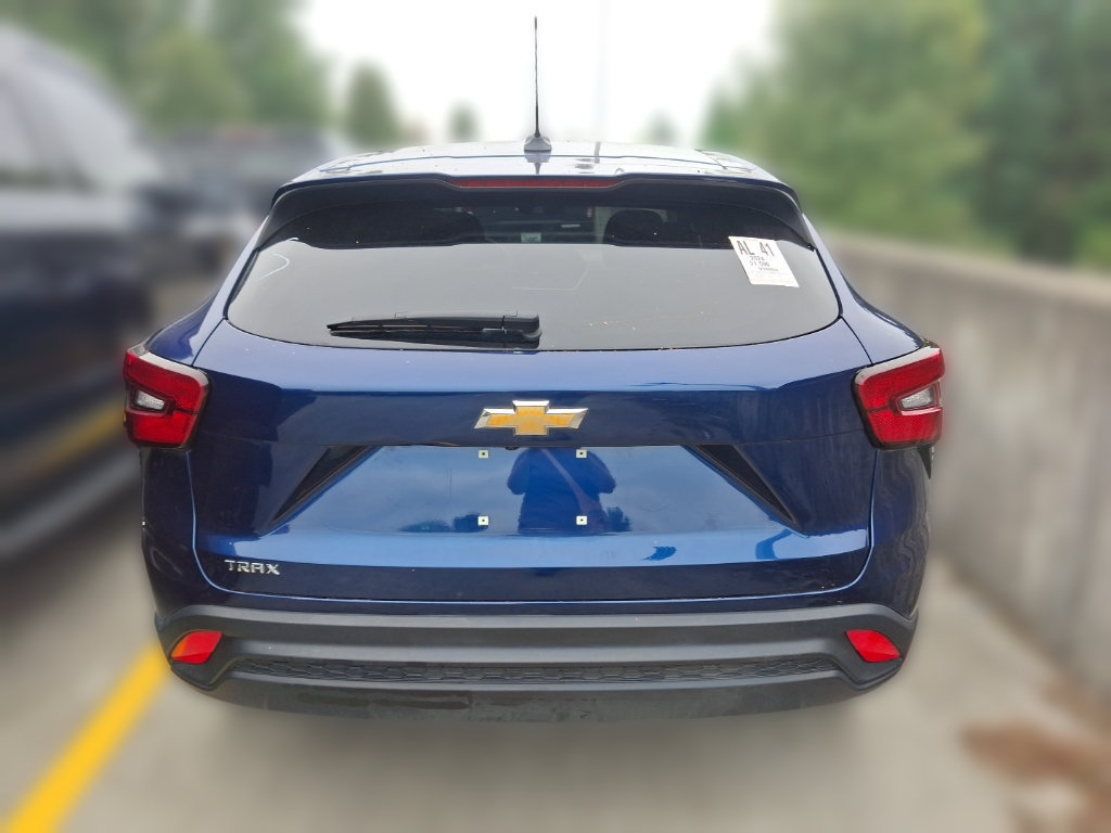 Used 2024 Chevrolet Trax LS w/ LS Convenience Package FWD image 8