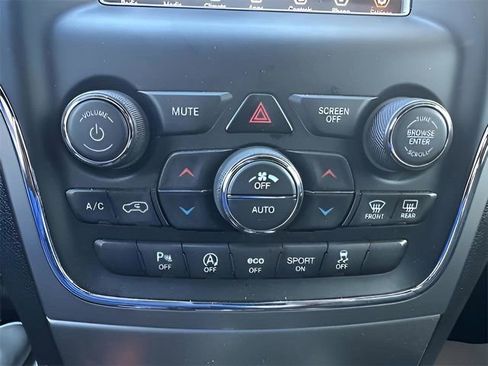 Used 2021 Jeep Grand Cherokee Laredo image 28