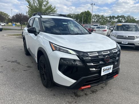 Used 2025 Nissan Rogue SV AWD/4WD image 2