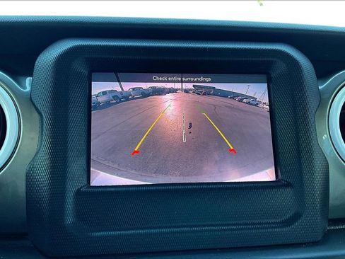 Used 2020 Jeep Wrangler Unlimited Sahara image 16