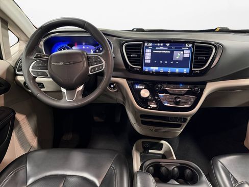 Used 2023 Chrysler Pacifica Touring-L FWD image 11