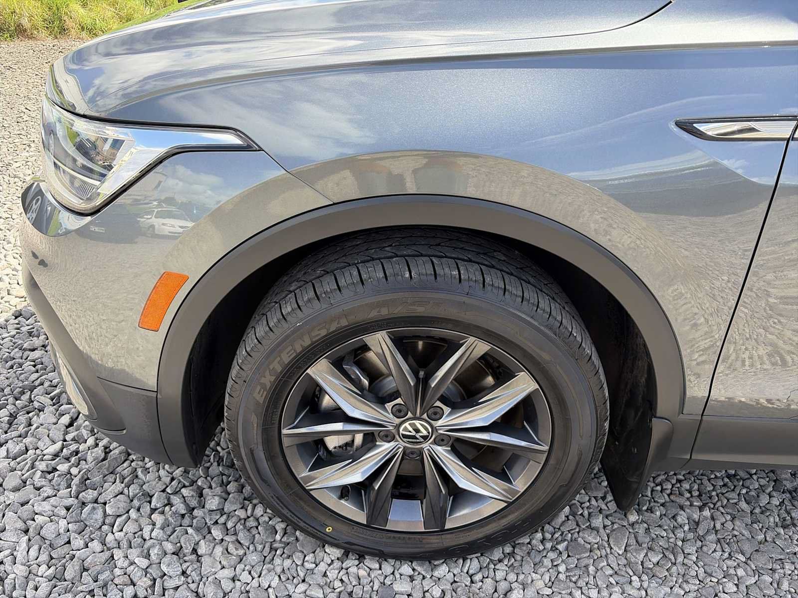 Used 2023 Volkswagen Tiguan SE w/ Panoramic Sunroof Package FWD image 19