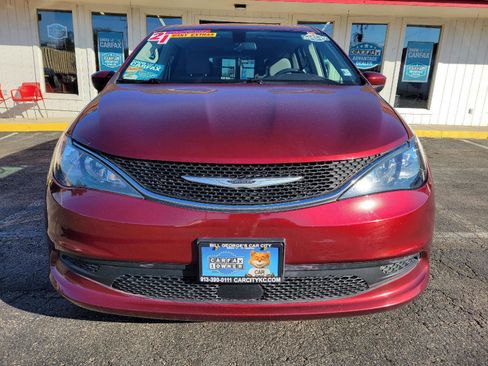 Used 2021 Chrysler Voyager LX image 2