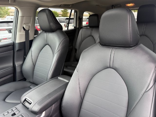 Used 2026 Toyota Highlander XLE AWD/4WD image 13