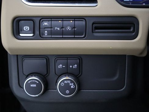 Used 2024 Chevrolet Suburban Premier image 13