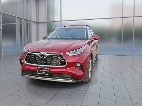 New 2026 Toyota Highlander Platinum image 5