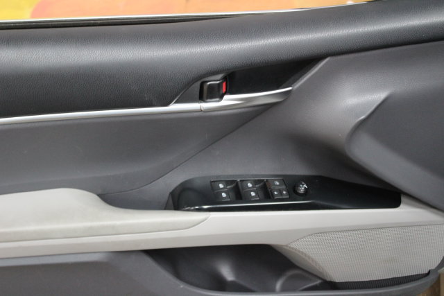 Used 2018 Toyota Camry LE FWD image 13