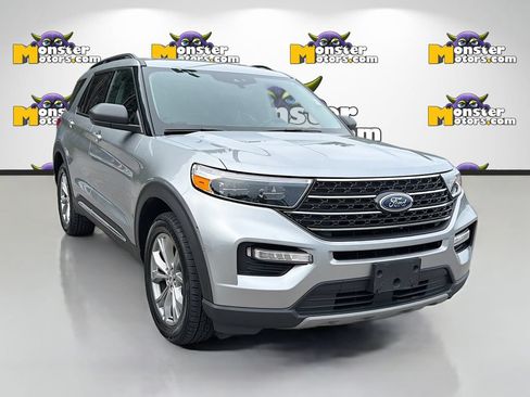 Used 2023 Ford Explorer XLT AWD/4WD image 3