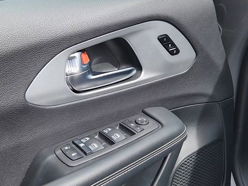 Used 2025 Chrysler Pacifica Limited FWD image 7