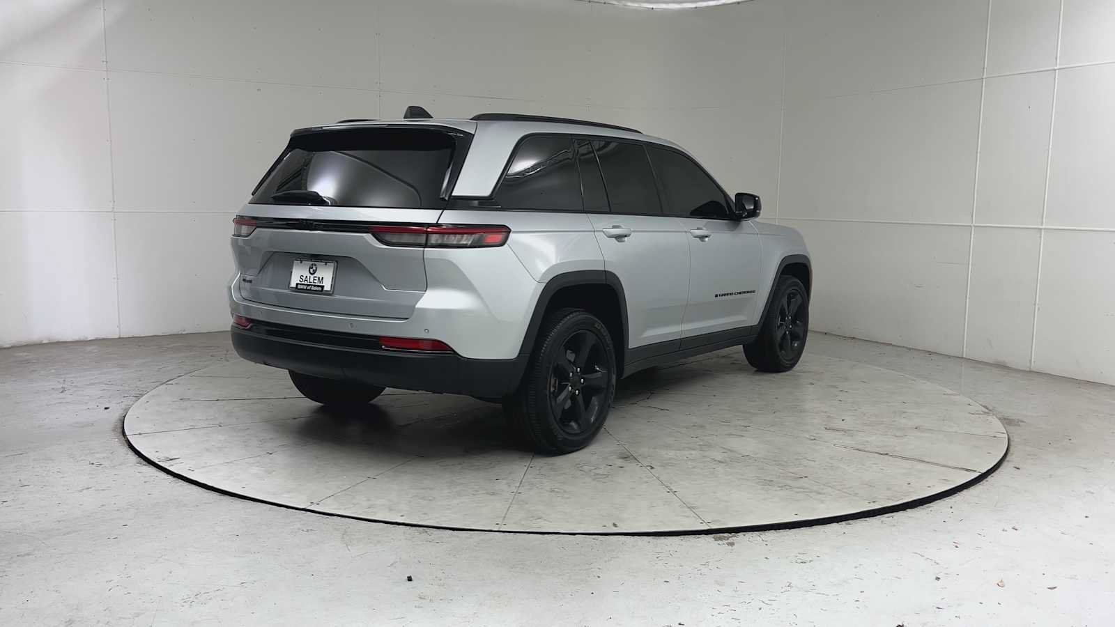 Used 2023 Jeep Grand Cherokee Altitude AWD/4WD image 8