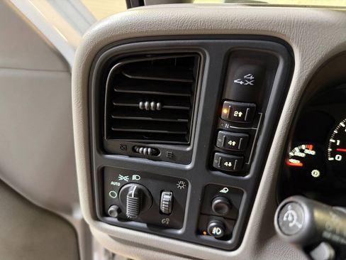 Used 2004 GMC Sierra 3500 SLT w/ Heavy-Duty Power Package AWD/4WD image 24