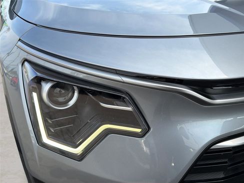 Used 2023 Kia Niro EX Touring image 10