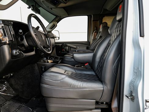 Used 2023 Chevrolet Express 2500 image 35