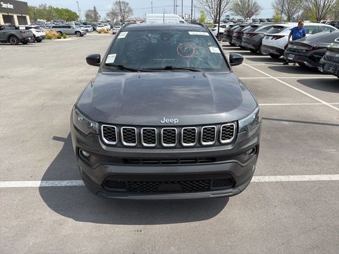 Used 2024 Jeep Compass Latitude image 4