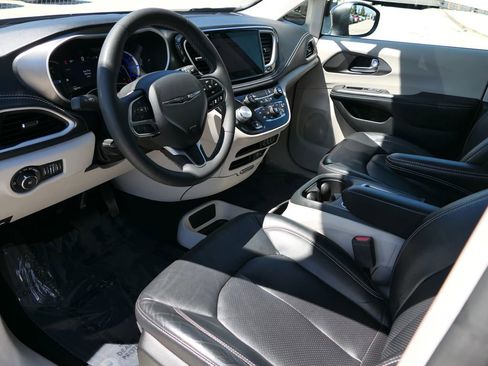 Used 2022 Chrysler Pacifica Touring-L FWD image 11