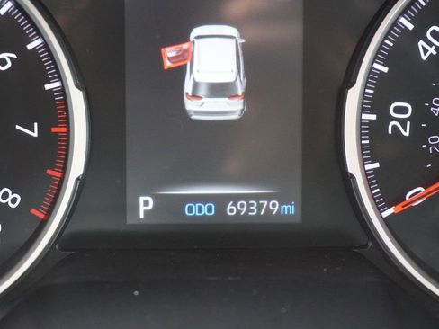 Used 2022 Toyota RAV4 XLE w/ Convenience Package FWD image 4