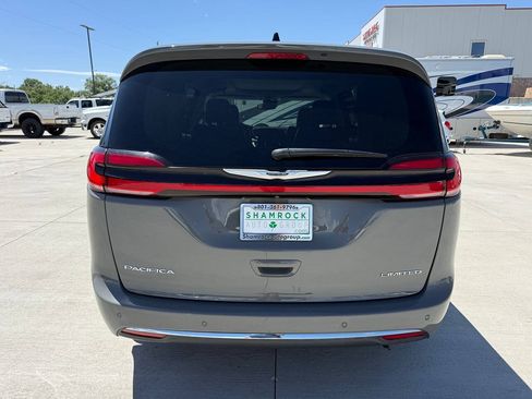 Used 2023 Chrysler Pacifica Limited FWD image 4