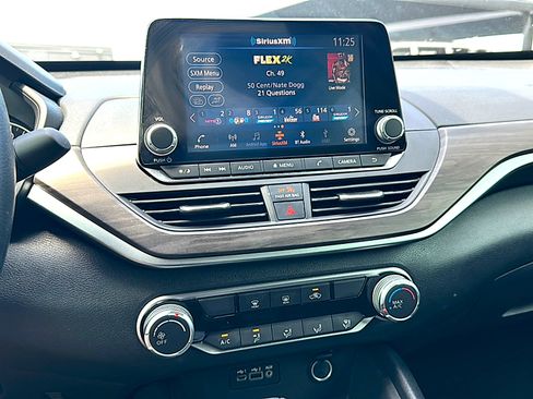 Used 2025 Nissan Altima 2.5 SV FWD image 30