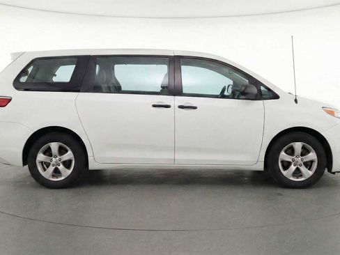 Used 2013 Toyota Sienna L image 7