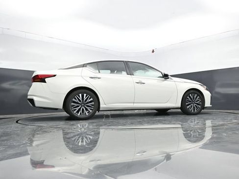 Used 2025 Nissan Altima 2.5 SV FWD image 58